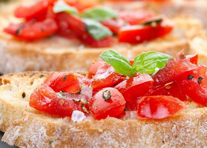 Bruschetta integral con aceite de oliva y albahaca