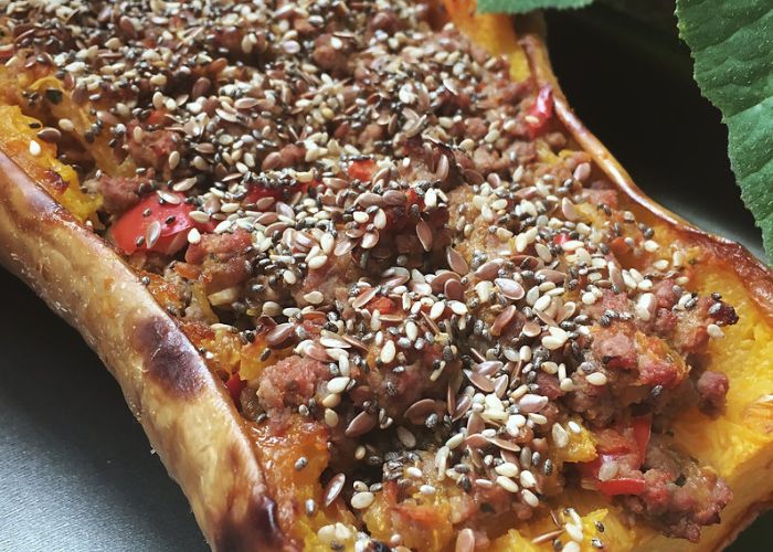 Calabaza rellena saludable con quinoa y vegetales