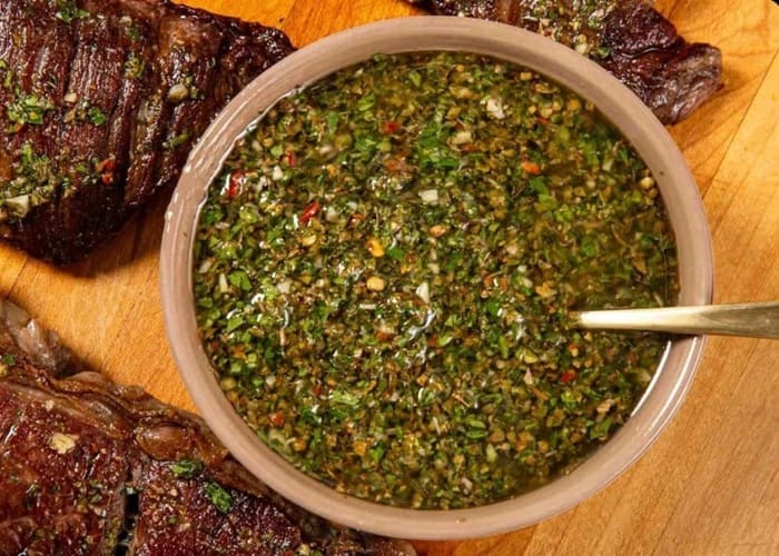 Chimichurri tradicional saludable con hierbas frescas