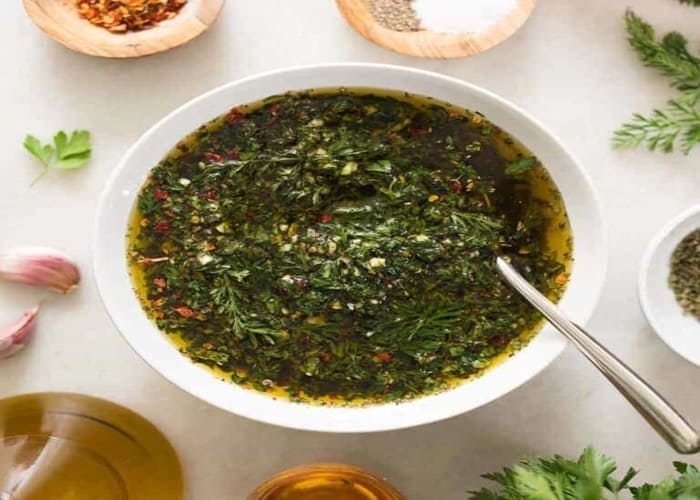 Chimichurri verde saludable con albahaca y cilantro