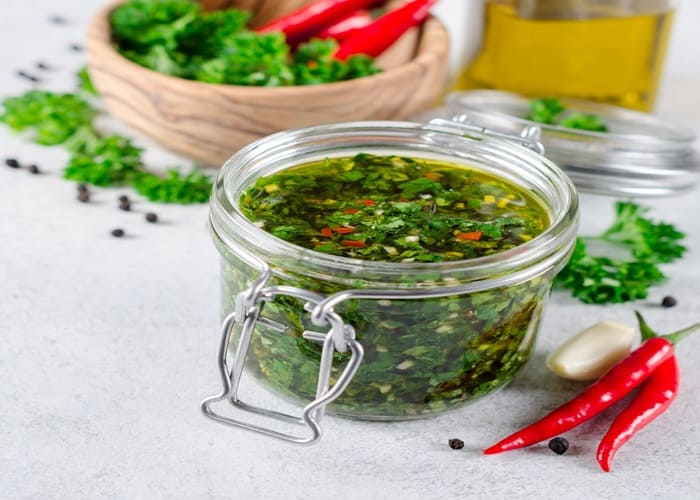 Chimichurri verde fresco con perejil, albahaca y menta