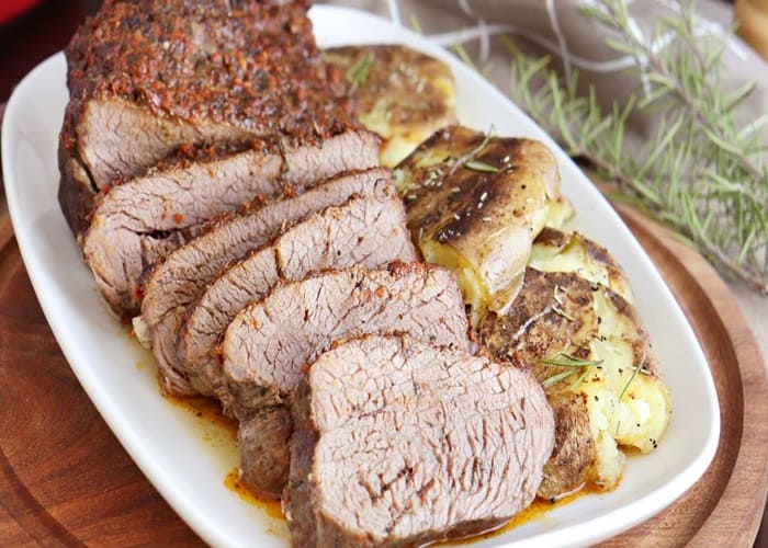 Colita de cuadril horneada con hierbas aromáticas y vegetales