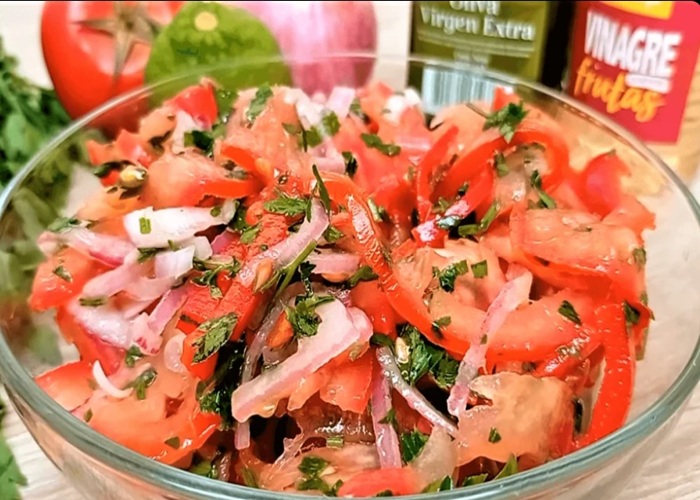 Ensalada mixta de tomate, lechuga y cebolla con semillas de girasol