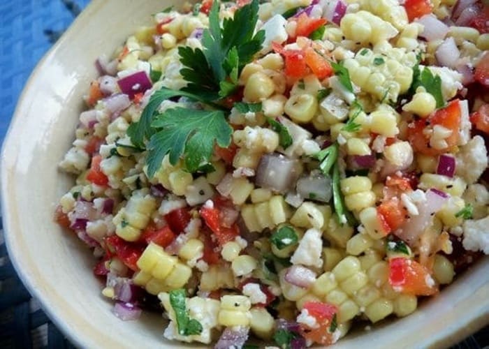 Ensalada fresca de granos de choclo, pimientos rojos, verdes y cebolla morada