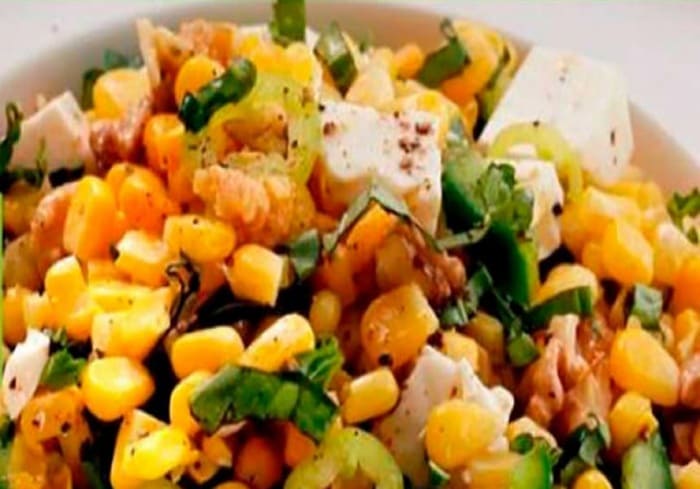 Ensalada de choclo y vegetales frescos