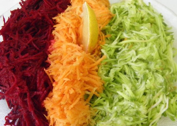 Ensalada de zanahoria rallada y huevo saludable