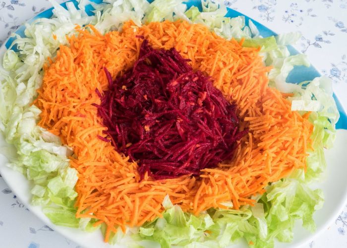 Ensalada de zanahoria y manzana rallada con aderezo blanco y semillas de sésamo