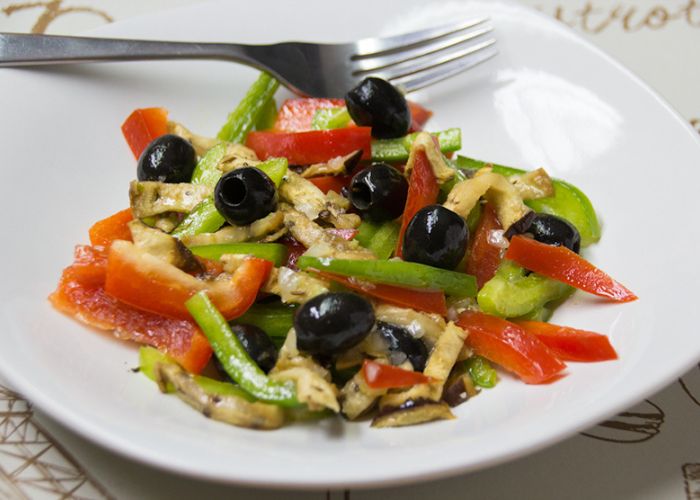 Ensalada de vegetales asados con morrón rojo