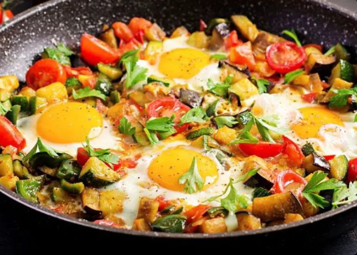 Huevos nube o al plato con vegetales