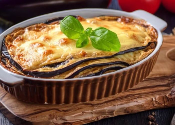Lasaña de berenjena burbujeante con queso gratinado y albahaca fresca