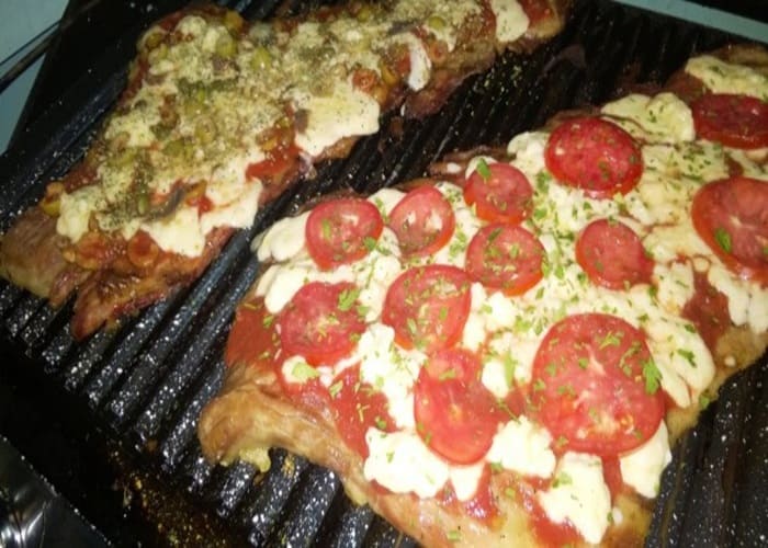 Matambre a la napolitana saludable con queso magro y albahaca fresca