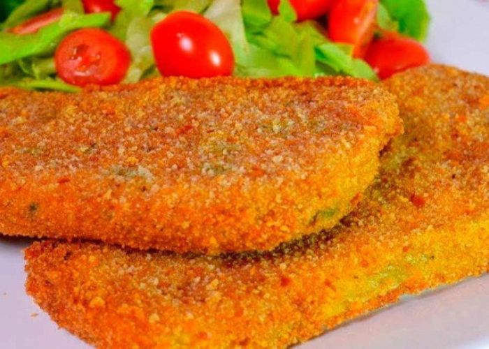 Milanesas de berenjena doradas con limón y ensalada lateral