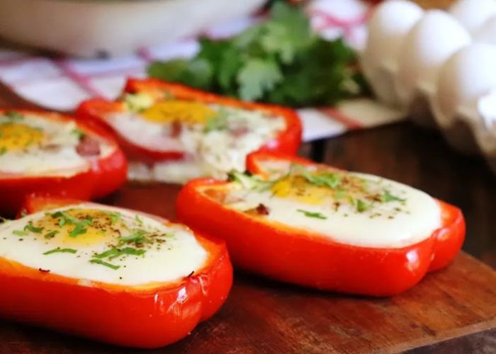 Morrones rellenos saludables con arroz integral y vegetales