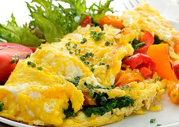 Omelette dorado relleno de espinacas tiernas y queso blanco fundido