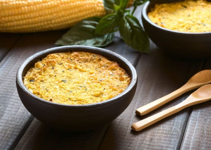 Porción de pastel de choclo dorado al horno con relleno de carne magra