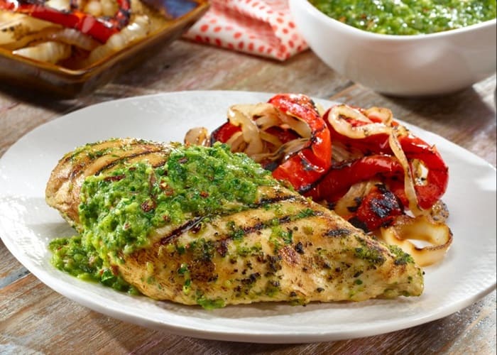 Pechugas de pollo a la parrilla bañadas en chimichurri saludable