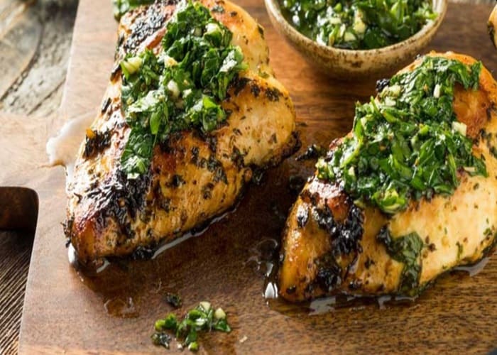 Pechuga de pollo saludable marinada en chimichurri