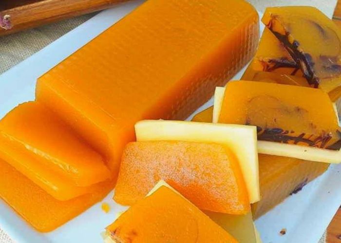 Cuadrado de postre de batata con cacao y nueces por encima