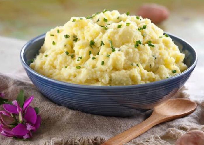 Puré de batata servido en un cuenco rústico con un toque de pimienta