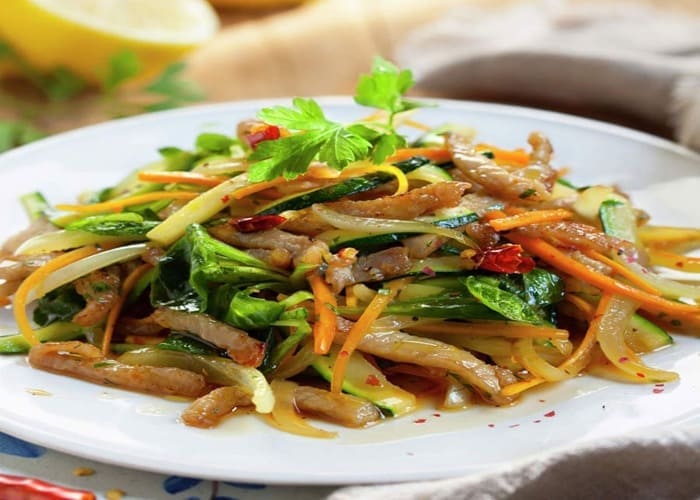 Salteado de lomo vacuno con morrones, cebolla y brócoli