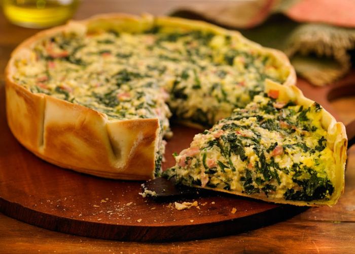 Tarta de verduras frescas saludable con masa integral