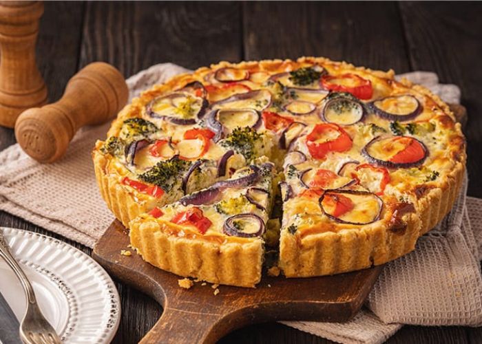 Tarta de espinaca con masa integral dorada y semillas