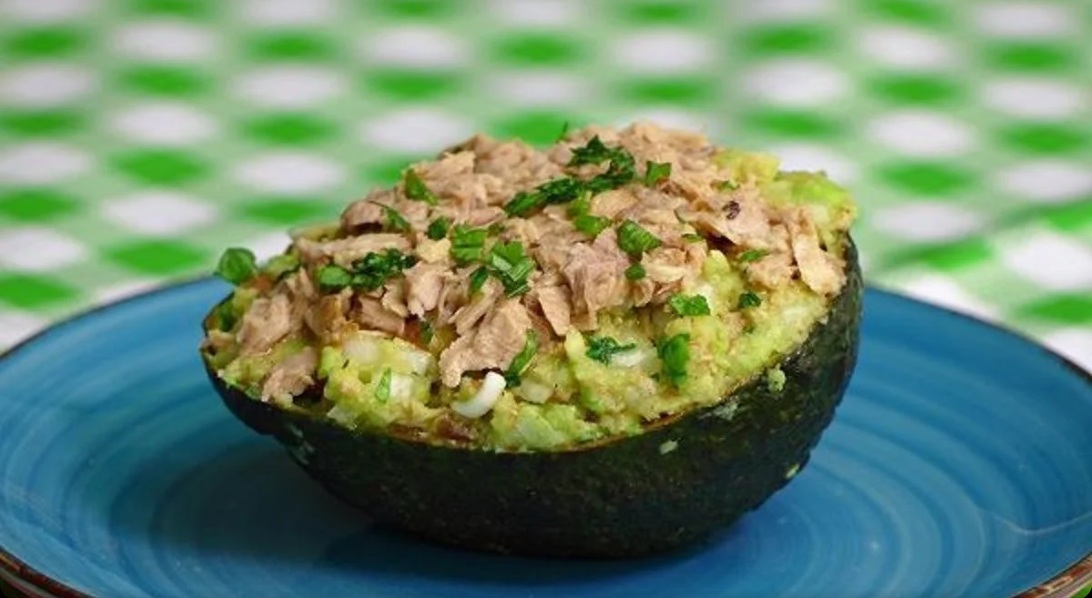Aguacate relleno de atún