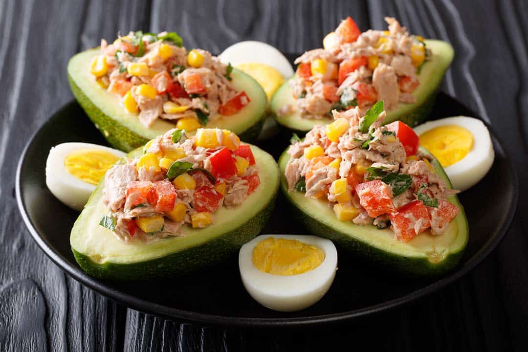 Aguacates maduros rellenos de ensalada de atún saludable