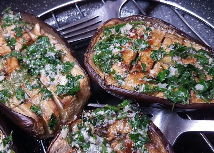 Berenjenas asadas a las finas hierbas