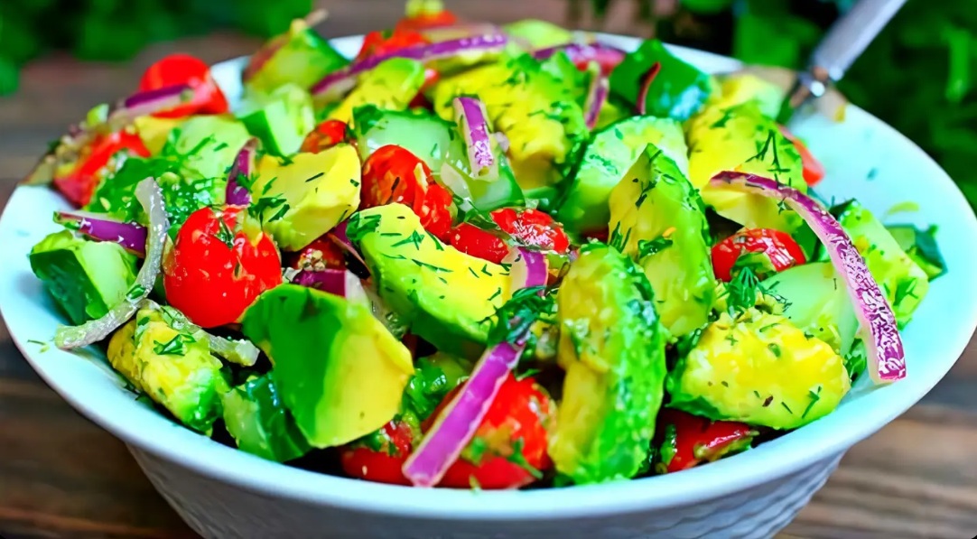 Ensalada de aguacate, tomate, pepino y cebolla roja, fresca y saludable