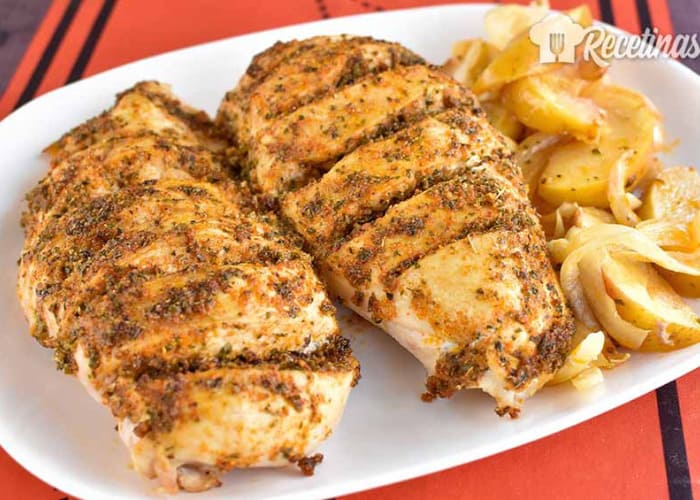 Pechugas de pollo a la plancha saludables servidas con ensalada fresca
