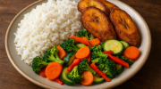 Arroz con tajadas y vegetales saludable