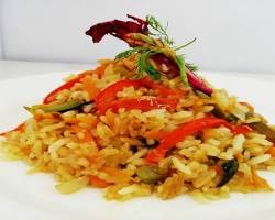 Arroz con vegetales salteados saludable