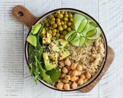 Bowl de Quinua con Aguacate y Garbanzos