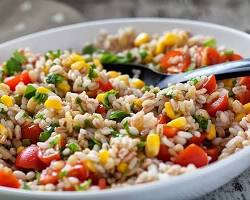 Ensalada saludable con arroz integral y verduras