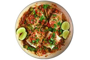 Filetes de pescado en salsa veracruzana con jitomate y aceitunas