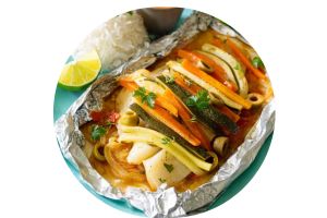 Pescado empapelado con verduras al vapor