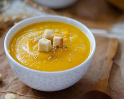 Tazón de sopa de espinaca con calabacita servida caliente
