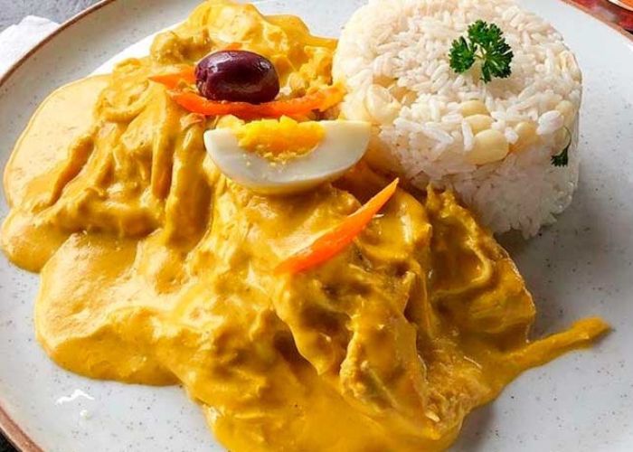 Ají de gallina cremoso con arroz integral y pecanas