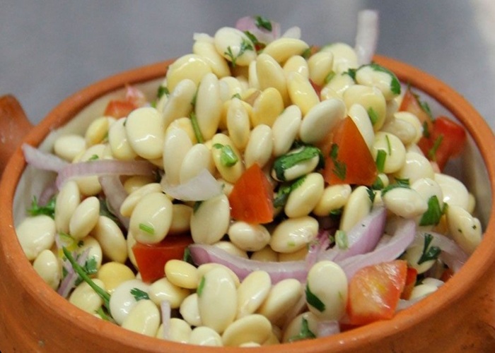 Plato de cebiche de tarwi con cebolla roja, limón y camote