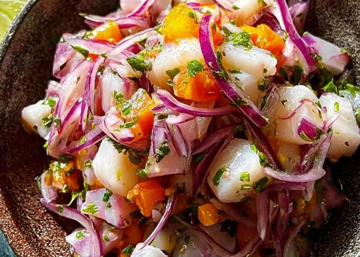 Ceviche peruano fresco con cebolla roja, ají limo y culantro