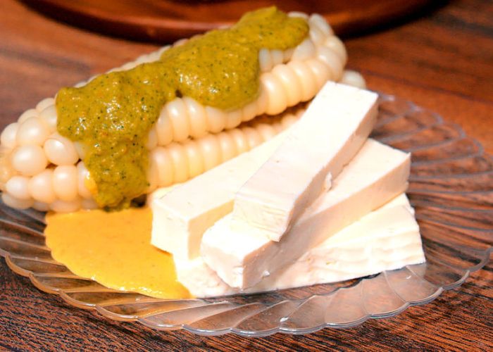 Choclo peruano humeante con tajada de queso fresco