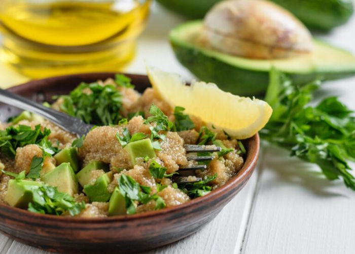 Ensalada de kiwicha con palta, tomate y choclo peruano