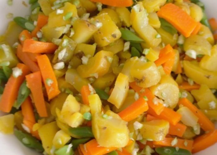 Ensalada de olluco rallado con hierbas verdes y aliño cítrico