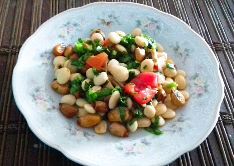 Ensalada colorida de tarwi con vegetales frescos y palta