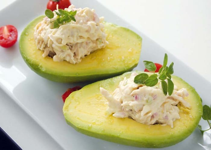 Palta rellena con pollo y verduras en presentación saludable