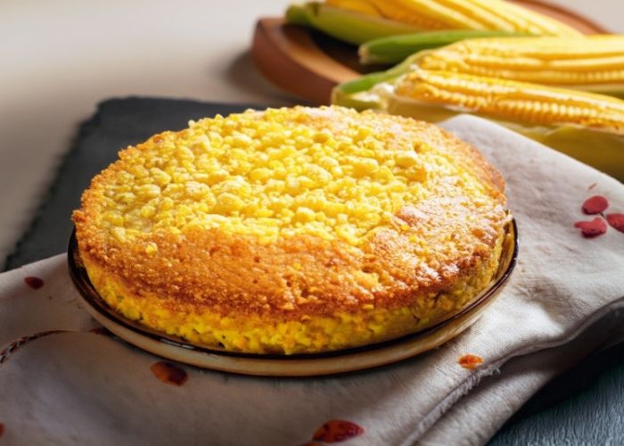 Pastel de choclo dorado saliendo del horno