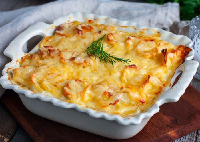 Trozo de pastel de papa arequipeño gratinado y saludable