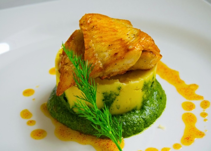 Filete de pescado blanco con salsa de ají amarillo y perejil