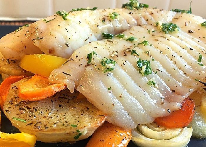 Pescado al horno jugoso con hierbas frescas
